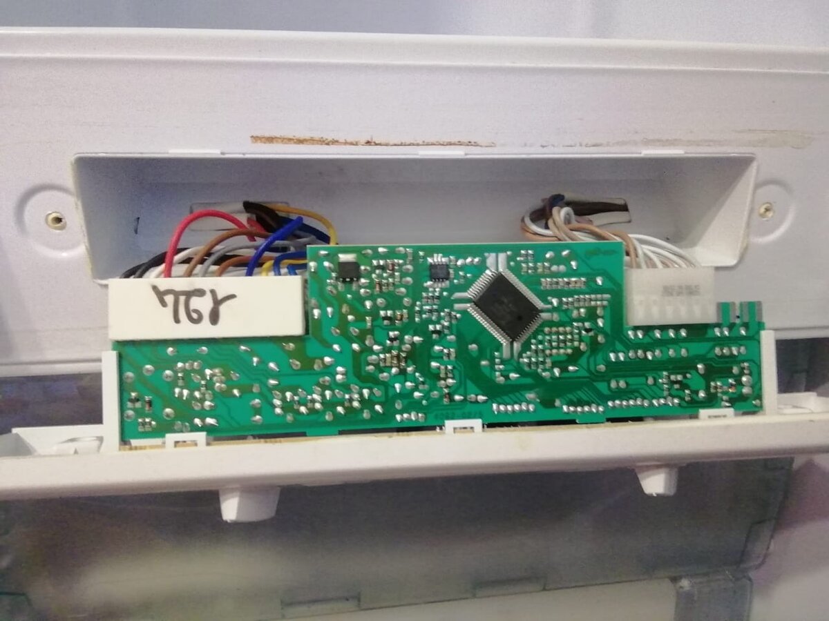 Вот эта плата - причина поломки холодильника. Фото автора