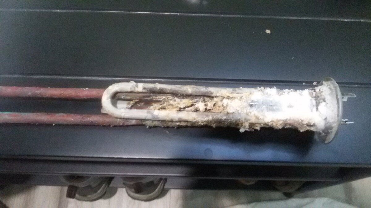 ТЭНы мокрого типа. Все в накипи. В середине-то, что осталось от анода.