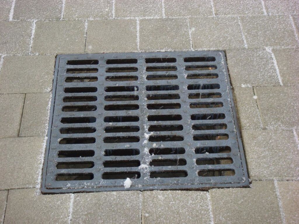 Решётчатые люки дренажной системы (смотрите галерею)