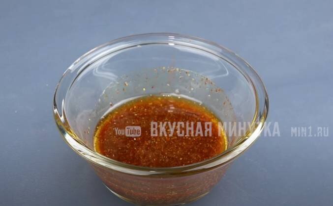 1. Хмели сунели, соль, паприку и сушенный чеснок смешиваем с маслом.