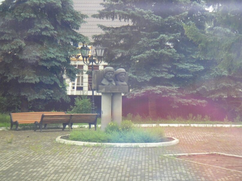 Памятник Ленину и Крупской