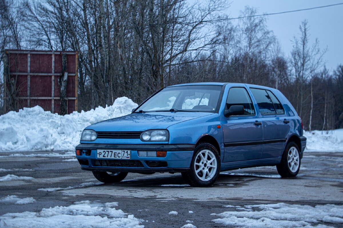 VW Golf 3-го поколения. Внешне выглядел очень неплохо, если смотреть на него метров с 10-ти. Заметно, что кузов был недавно окрашен полностью довольно неплохо