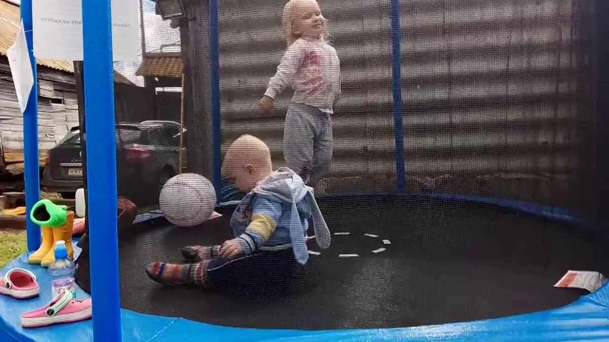 Маленькие детки с удовольствием проводят время на батуте!