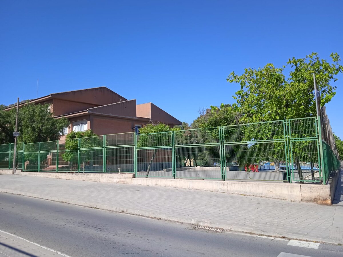 Такой забор по всему периметру школьной территории