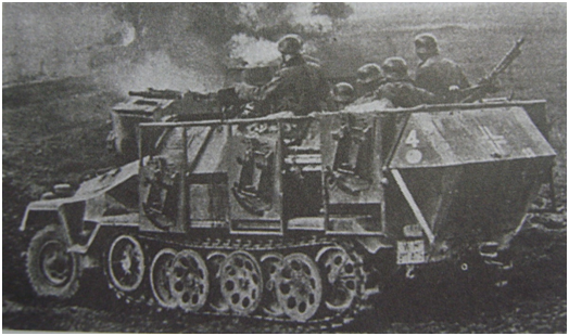 Средний БТР модификации А  (Sd Kfz251/1) с рамами для пуска реактивных снарядов.