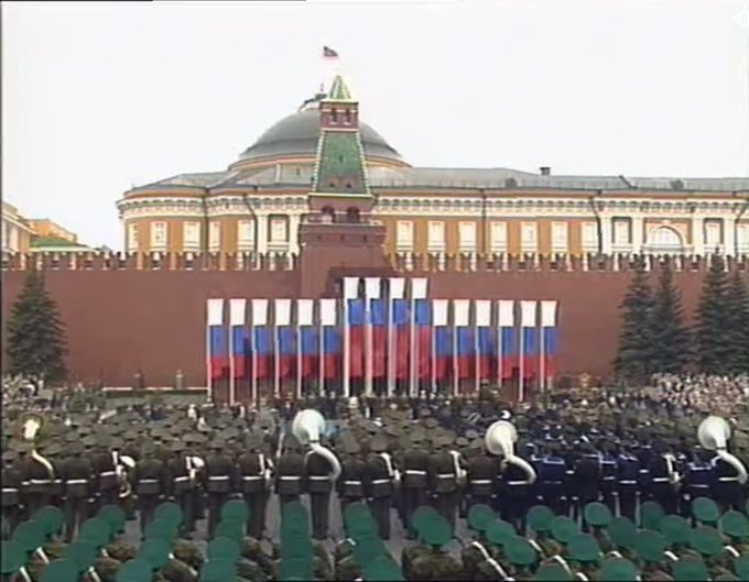 Задрапированный в первый раз Мавзолей Ленина в 2004