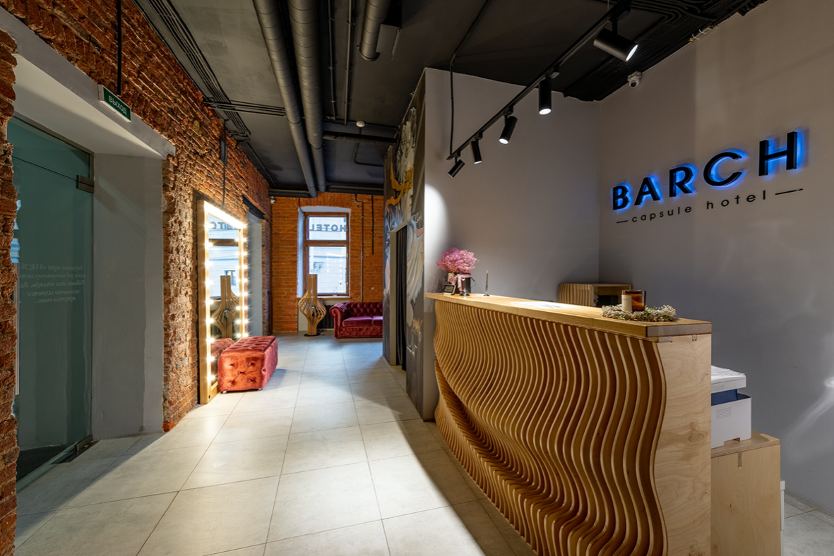 При входе вас встречает светлое и современное помещение, а за ресепшном сидит отзывчивый и приветливый администратор