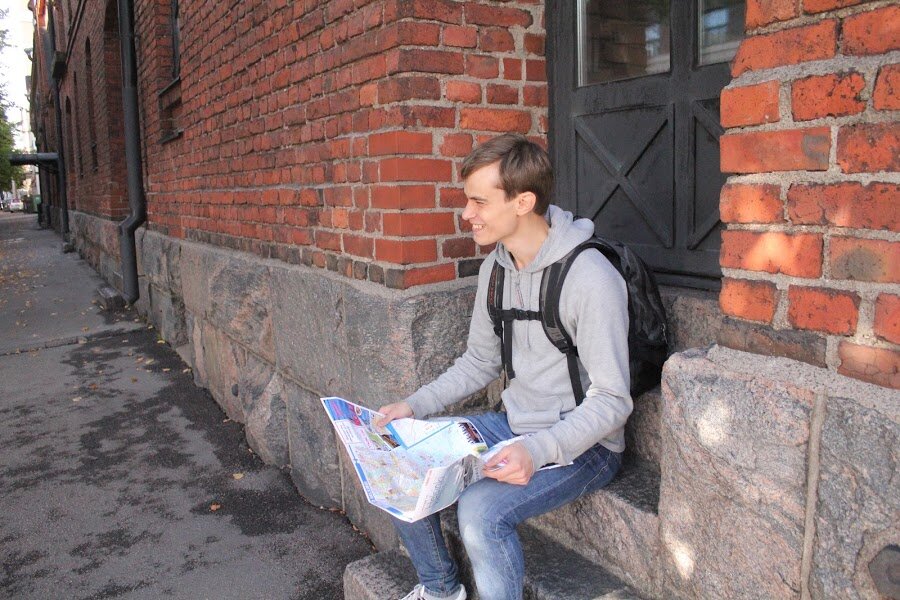 Влад и карта. Хельсинки. Финляндия. 2013 год.