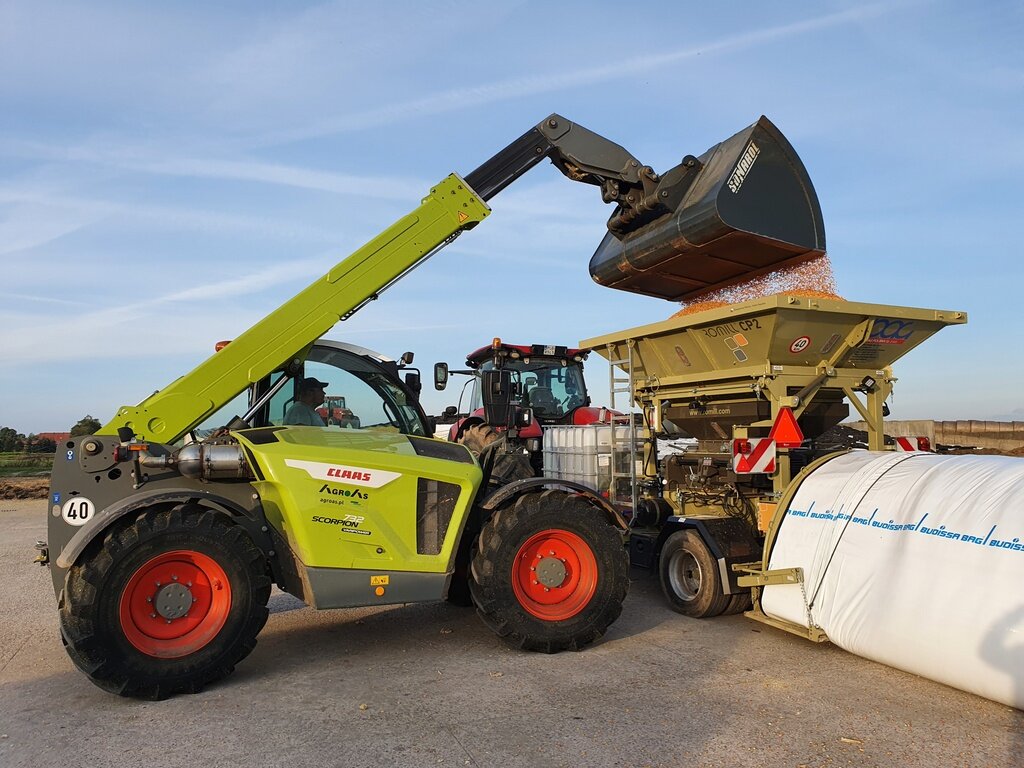 Ромилл CP2 во время загрузки и процесса трамбовки в рукава