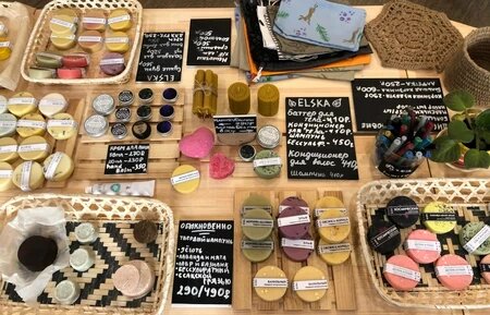 Косметика разложена на деревянном столе