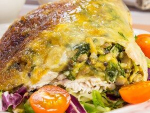 Нежная начинка , ароматное мясо , хрустящая корочка . Мясо пропитывается ароматом грибов , получается очень сочное , мягкое .