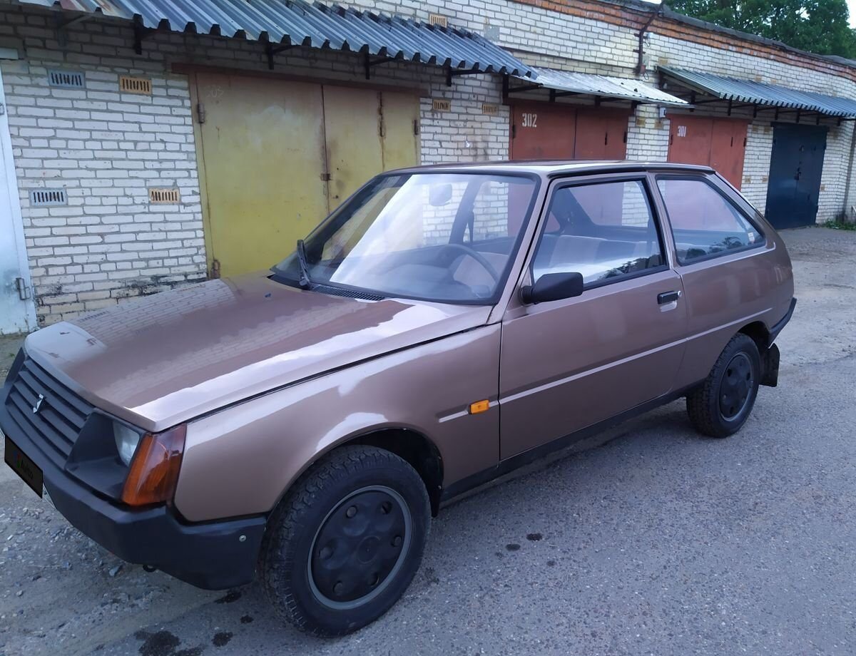 Внешне Таврия напоминает не только «Восьмерку», но и европейские хэтчбеки 80-х: Volkswagen Golf и Ford Fiesta