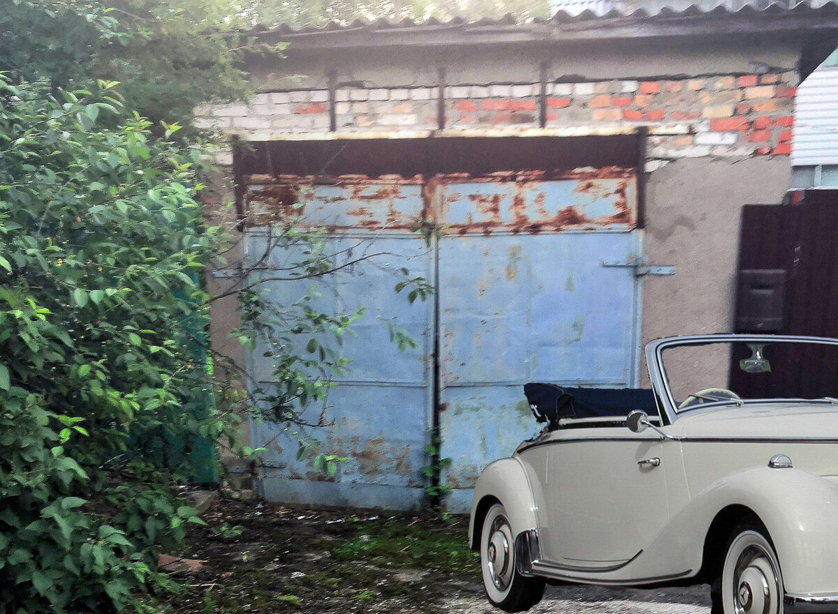 Построили гараж как видно не без труда, но до использования дело не дошло. 