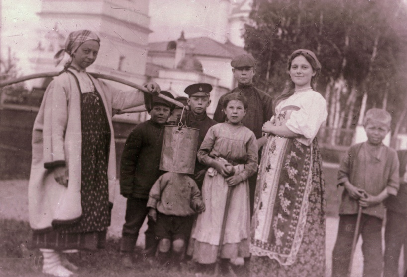 Есенин среди односельчан. Чтобы казаться повыше он здесь явно на что-то встал.