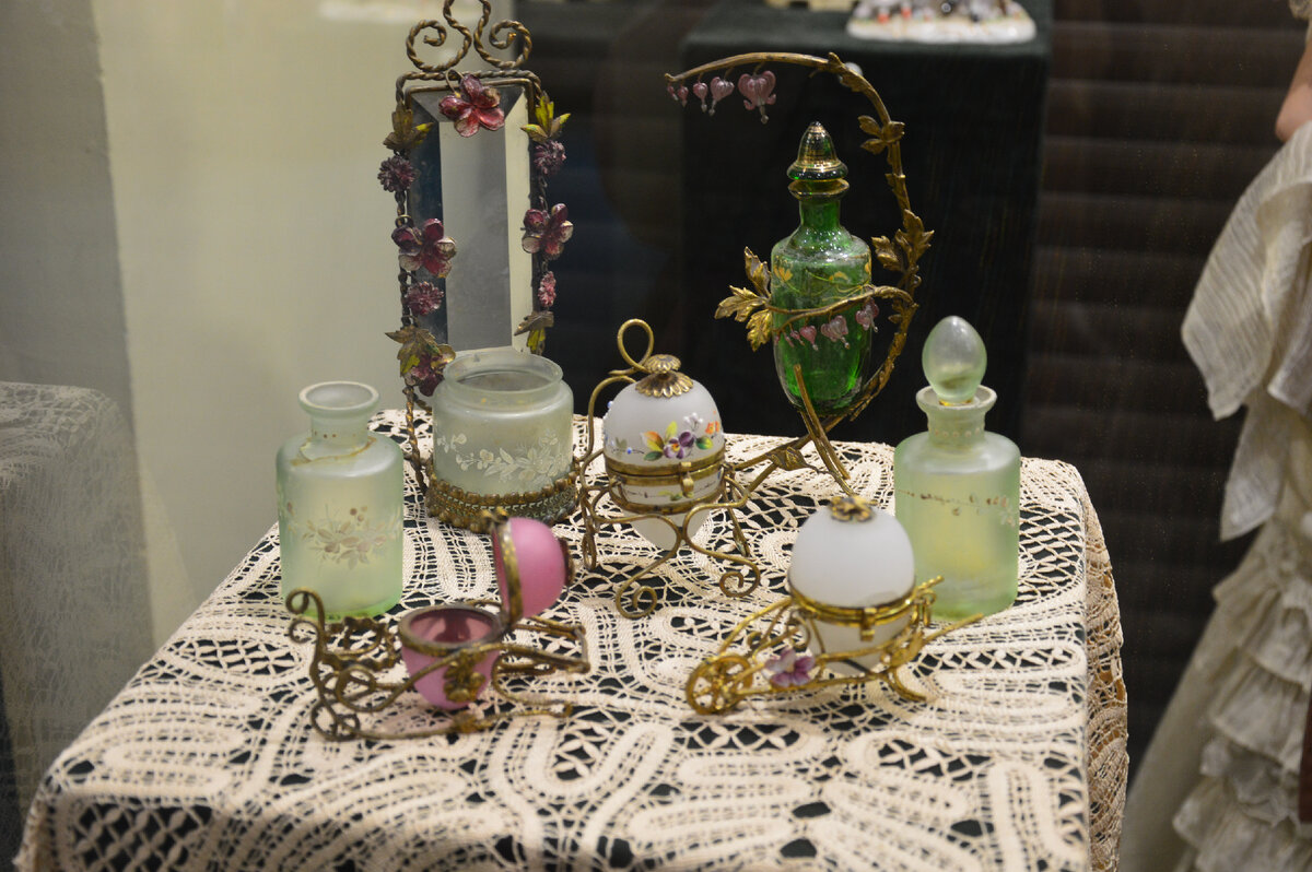 Экспонаты из Красноярского краевого краеведческого музея. Пасхальные яйца по мотивам Фаберже и флакончики для духов