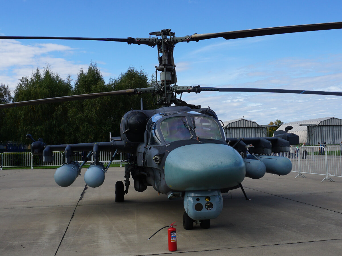 Вертолёт Ка-52 с дополнительными топливными баками.