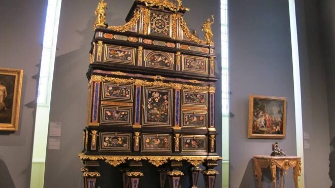 Этот шкафчик состоял из множества богато украшенных выдвижных ящиков, для чего использовалось эбеновое (черное) дерево, инкрустированное аметистами, кварцем, агатом и лазуритом, а также другими видами драгоценных камней. Шкаф представляет собой настоящее произведение искусства, в котором сочетается архитектурные, скульптурные и художественные мотивы, украшенные мозаикой и золотом. В 2004 году он был продан на аукционе за 35 миллионов долларов.