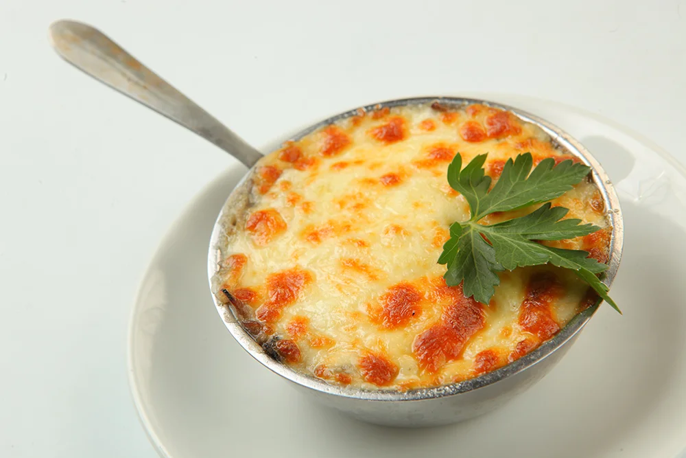 жюльен. жульен с курицей и грибами. жюльен с курицей и грибами и картошкой. жюльен грибной с курицей. покажите жюльену.