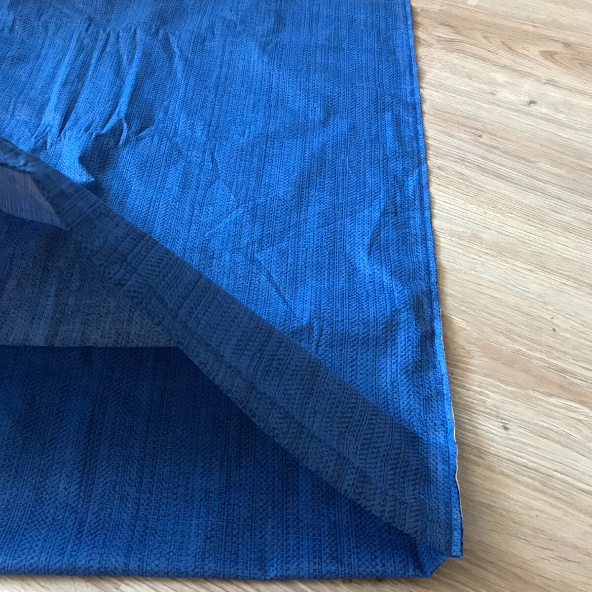 Сложила наволочку так, как она должна быть, отворот внутри, в готовом виде 72х72 см. По бокам прострочить на 0,5 см от края.