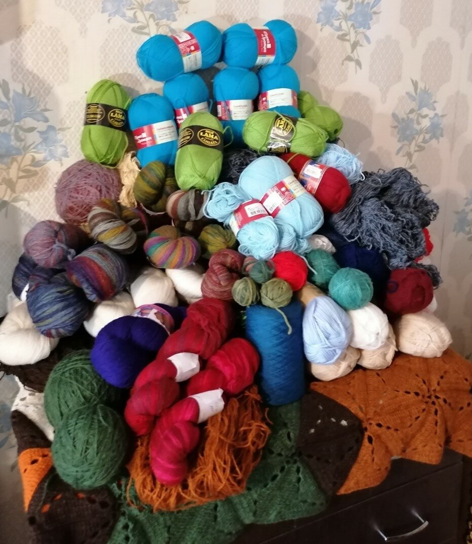 Knit picks пряжа. одинокие моточки пряжи. много ниток. пряжа необычная арт. проект пряжа.