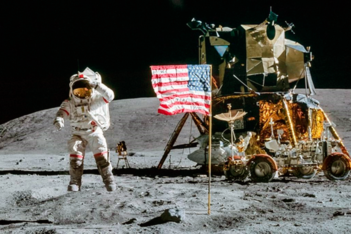 Аполлон-11— американский пилотируемый космический корабль серии «Аполлон», в ходе полёта которого 16—24 июля 1969 года жители Земли впервые в истории совершили посадку на поверхность другого небесного тела — Луны.