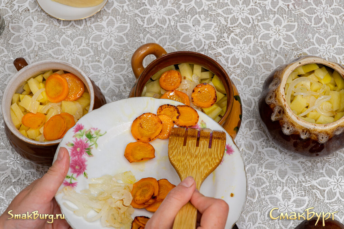 Жаркое в горшочках из курицы, картошки и кабачка под румяной сырной  корочкой - настоящее объеденье для всей семьи | СмакБург | Дзен