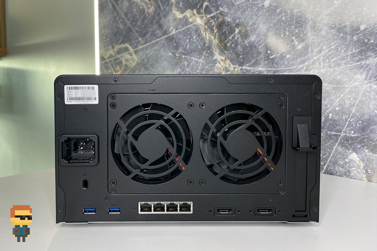 NAS Synology DS1621+ – вид сзади