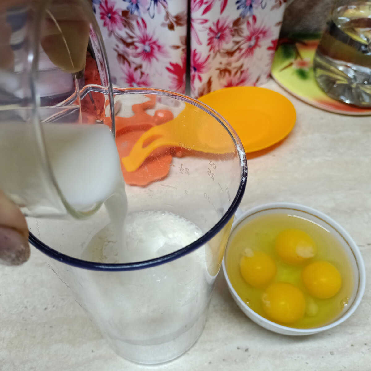 в муку наливаем молоко