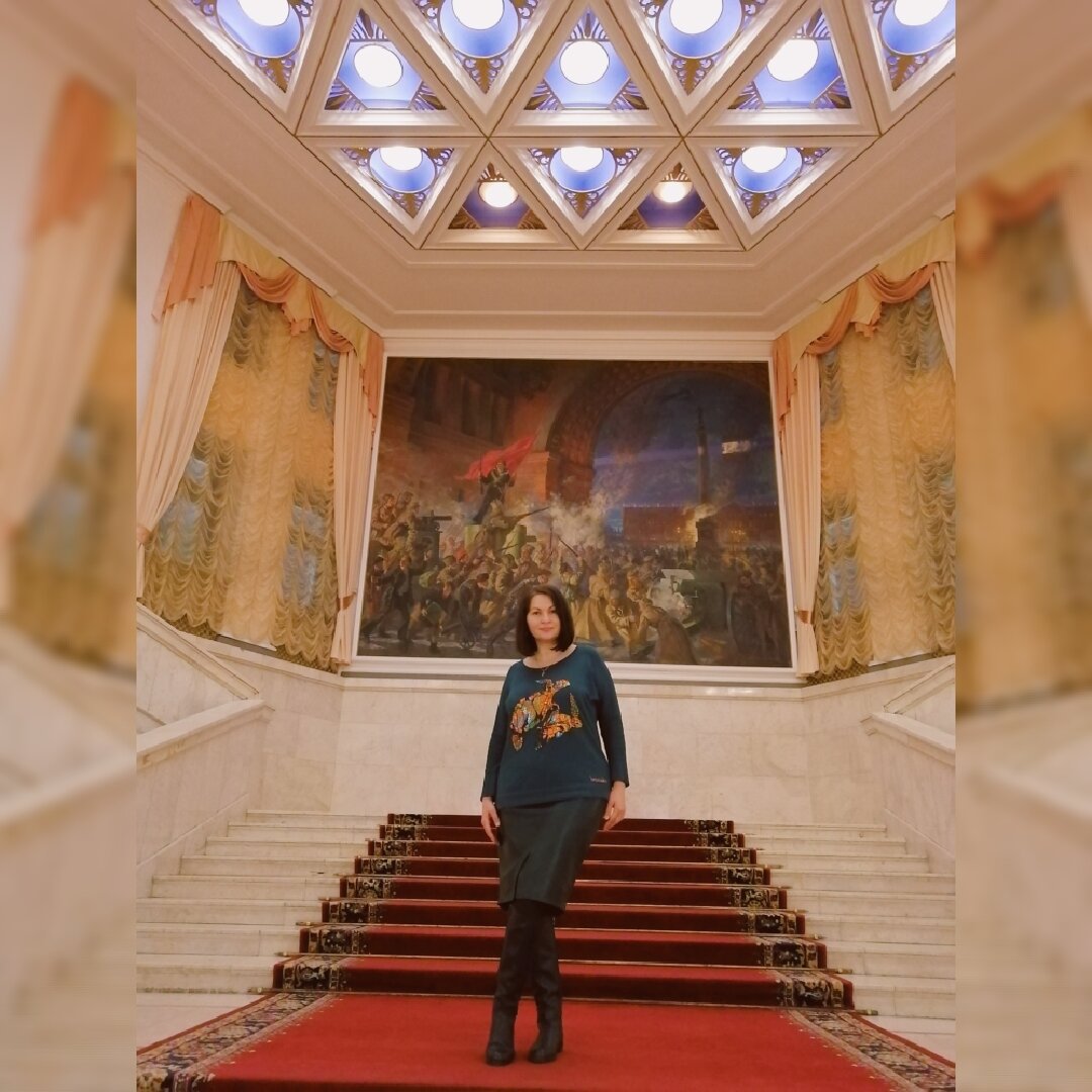 На центральной мраморной лестнице Тетра Российской армии.