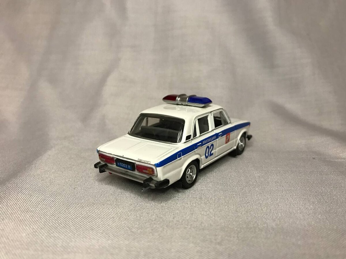 Отмечу, что мой экземпляр подвергся изменениям - после покупки я решил добавить декали на двери, чтобы моделька выглядела интереснее. В остальном - экземпляр сохранился отлично. 