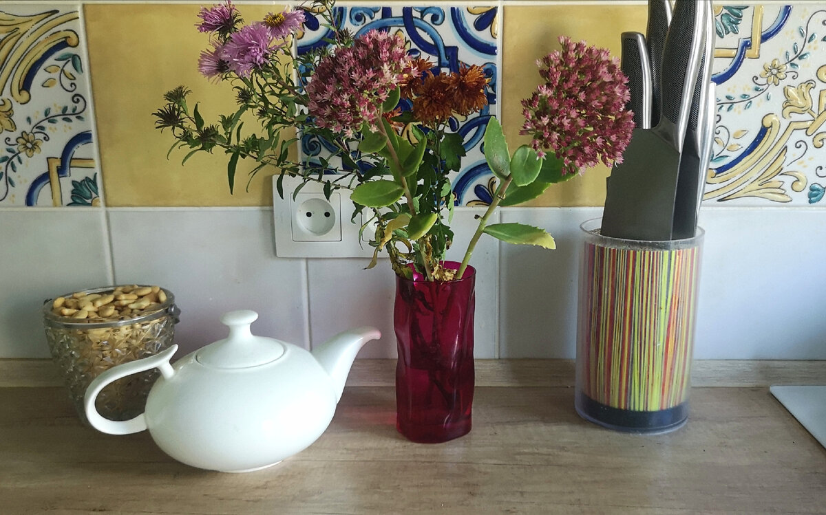 На кухне порядок, тогда и цветы к месту