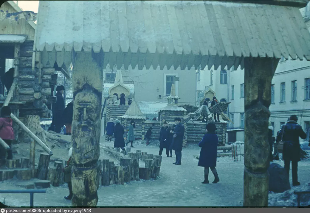 Детская площадка во дворе дома 7/2, на углу Чистопрудного бульвара и Большого Харитоньевского переулка, 1973-1974 г. Автор: Евгений Хапов.