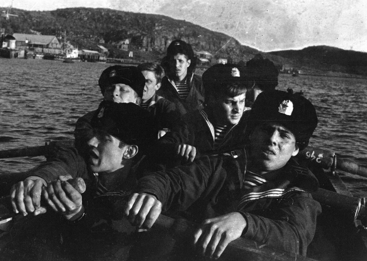 Ял-6 в акватории Тюва-Губы.  На вёслах вторая группа. 1983 год.