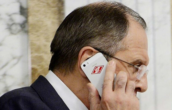 Глава МИД РФ Сергей Лавров не скрывает что интересуется футболом. Его любимая команда - Спартак. Дочь политика сделала ему подарок, телефон с выгравированной на его задней крышке эмблемой команды, которая неоднократно попадала в объективы камер папарацци.
