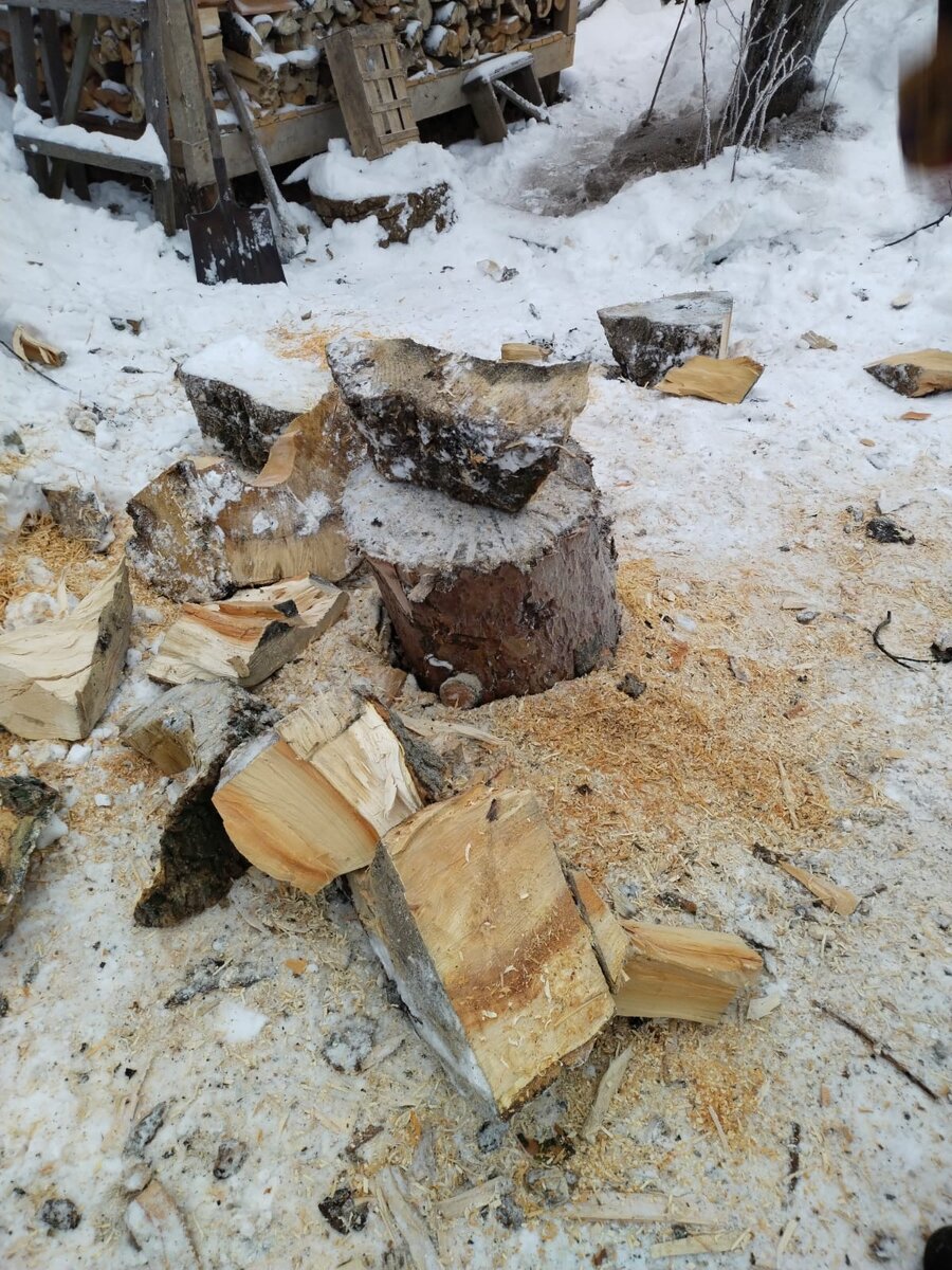 ясень рубится с трудом.