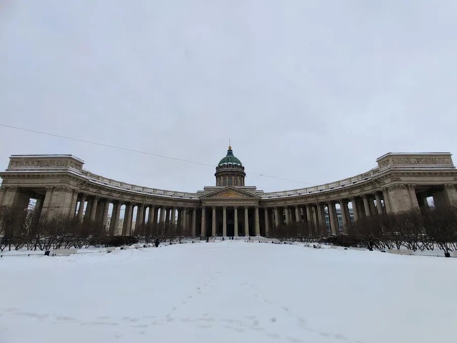 Один из крупнейших храмов Санкт-Петербурга. Построен на Невском проспекте в 1801-1811 годах архитектором Андреем Воронихиным для хранения чтимого списка чудотворной иконы Божией Матери Казанской. Фото: Pixabay.com