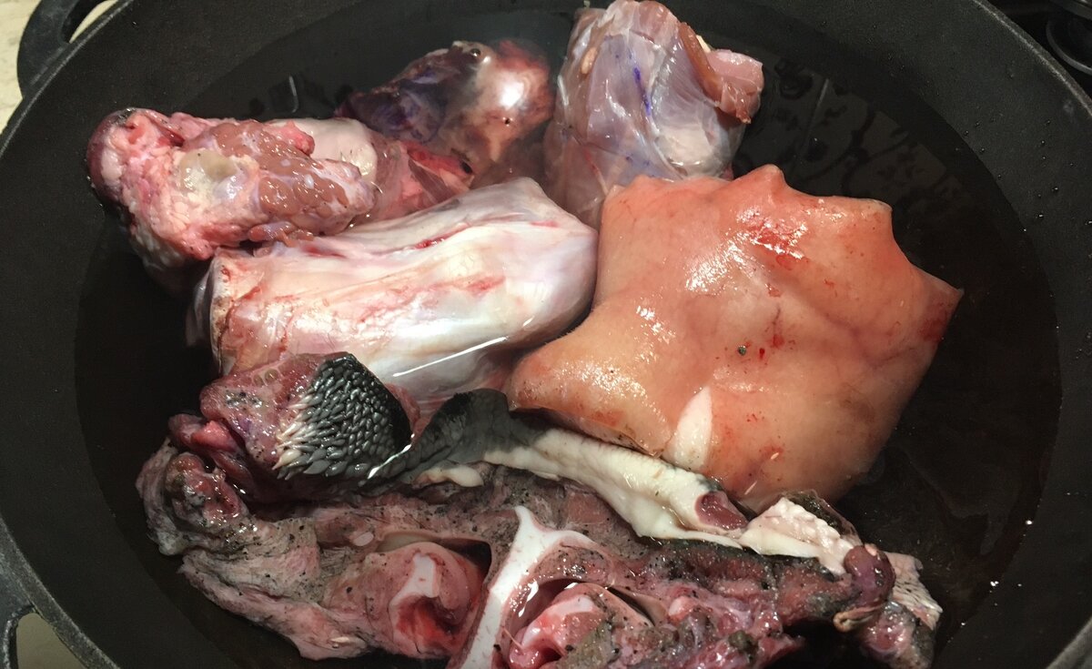 В сыром виде продукты для холодца выглядят не слишком аппетитно. Фото автора.