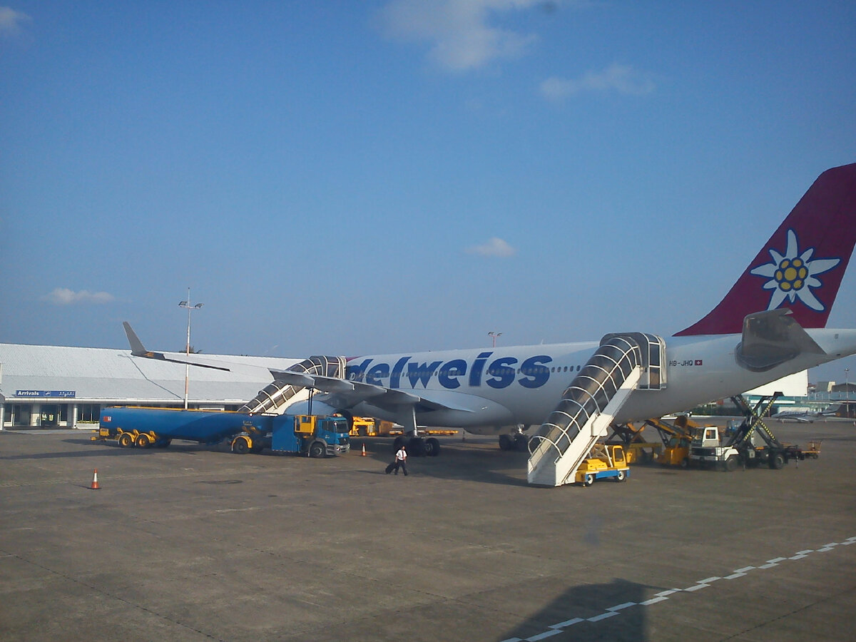 Fig. 03. Maldives, landing at “Hulhule” airport on a Hulhule atoll, “Edelweiss” plane.