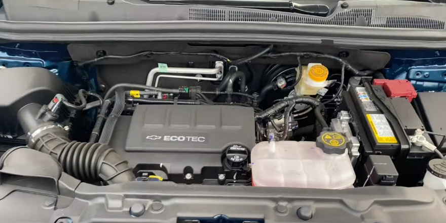 Подкапотное пространство у Chevrolet Trax 2022 года вместе с новым двигателем.