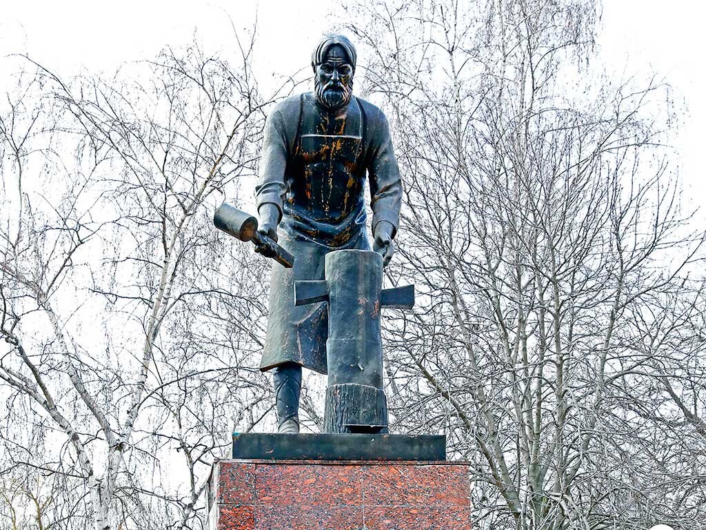 Памятник Даниилу Семёновичу Бокареву в городе Алексеевке Белгородской области