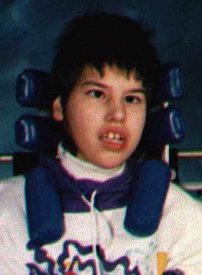 700 жертв за пять лет: сколько детей погибают из-за родственников и почему нельзя посчитать убийства За последние пять лет примерно 700 людей с инвалидностью погибли по вине родителей или родственников. И это только случаи, которые удалось установить. Скорее всего, таких ситуаций было гораздо больше. В 2021 году в списке Мемориала людей с инвалидностью, убитых родственниками, оказалось девять детей. На сайте представлены три случая из России: женщина, обезглавившая 7-летнюю дочь с церебральным параличом, 4-летний мальчик с парализованными конечностями, которого родители оставили в морозильной камере, и мать, отравившая трех младенцев с генетическим заболеванием. На самом деле количество детей с инвалидностью в России, погибших от рук родственников, гораздо больше.

Активистка Зои Гросс обратила внимание на то, как медиа пишут о таких ситуациях и буквально оправдывают поступки родителей. Тогда она организовала акцию памяти людей с инвалидностью, погибших от рук родственников. Первый публичный траур прошел в Саннивейле, родном городе Джорджа Ходжинса. Туда пришли примерно 15 человек. Сегодня во многих странах 1 марта проходит траур по людям с инвалидностью, погибшим по вине родителей и родственников. Организации по всему миру устраивают свои акции памяти. С 2020 года из-за пандемии они проходят и офлайн, и онлайн.

«Ее можно понять»: как СМИ рассказывают об убийствах детей с инвалидностью
Историк и журналист Дэвид Перри исследовал, как медиа освещают жестокость по отношению к людям с инвалидностью. Журналисты редко обращаются за комментарием по ситуации к самим людям с инвалидностью или к экспертам по теме, а такие убийства называют mercy killing — убийствами из жалости или сострадания. Такой феномен появился из-за мнения, что «лучше умереть, чем жить с инвалидностью». Журналисты часто говорят, что родителей можно понять. Медиа фокусируются на переживаниях родителей и не рассказывают истории жертв.

Когда мать задушила 10-летнего сына с расстройством аутистического спектра, журналист Daily Mail написал, что она «с любовью обложила тело мертвого ребенка его любимыми игрушками». Зои Гросс, основательница Дня памяти людей с инвалидностью, погибших по вине родителей или родственников, считает, что сочувствующая убийцам риторика в медиа только укрепляет уверенность людей в том, что убийству можно найти оправдание.

Часто родители после убийства своих детей убивают себя, и это становится причиной дополнительного сочувствия и эмпатии со стороны общества.

Зрители и читатели говорят, что убийцы так сильно любили своих детей, что «не смогли пережить утрату»

Некоммерческая организация «Сеть самозащиты людей с аутизмом» регулярно выпускает инструкции по работе с темой убийств детей с инвалидностью в медиа. Они рекомендуют не называть полное имя убийцы, но называть имя жертвы, не нормализовать поведение убийцы, не оправдывать его, не перекладывать ответственность, не вдаваться в излишние детали, не оправдывать поведение ментальными расстройствами, не верить всем словам убийцы, искать источники, близкие к жертвам, а не к преступникам, — то есть освещать событие примерно так же, как освещаются любые другие трагедии, связанные с убийствами либо насилием.

Фонды, господдержка и психотерапия: как родителям справиться с выгоранием
Исследовательница Анна Клепикова в научной работе о семьях с детьми с особенностями развития говорит, что одна из первых проблем, с которыми сталкивается родитель ребенка с инвалидностью, — это отсутствие в системе здравоохранения и социальной помощи четких инструкций и господдержки. Клепикова также пишет о проблеме нехватки профессиональных нянь, недоступности инклюзивного образования и психотерапии.

Для большинства таких семей главный источник поддержки — это неофициальные сообщества родителей детей с инвалидностью. Там они могут рассказывать о выгорании, обсуждать трудности и делиться советами.

Например, родители детей с РАС могут подобрать нужного специалиста или получить поддержку на специальном форуме, но не только. Они также могут найти информацию по теме на платформах фонда «Обнаженные сердца». Фонд «Антон тут рядом» создал карту полезных организаций для работы с РАС в Петербурге.

Существует целый ряд проектов, куда могут обратиться родители ребенка с ДЦП. Фонд «Семьи СМА» проводит консультации, помогает материально и предоставляет психологическую поддержку семьям с соответствующим диагнозом.

Во многих благотворительных фондах работают психологи и психотерапевты, которые бесплатно консультируют родителей, воспитывающих ребенка с инвалидностью. И этой помощью лучше не пренебрегать, причем даже тем, кто вроде бы отлично справляется.

