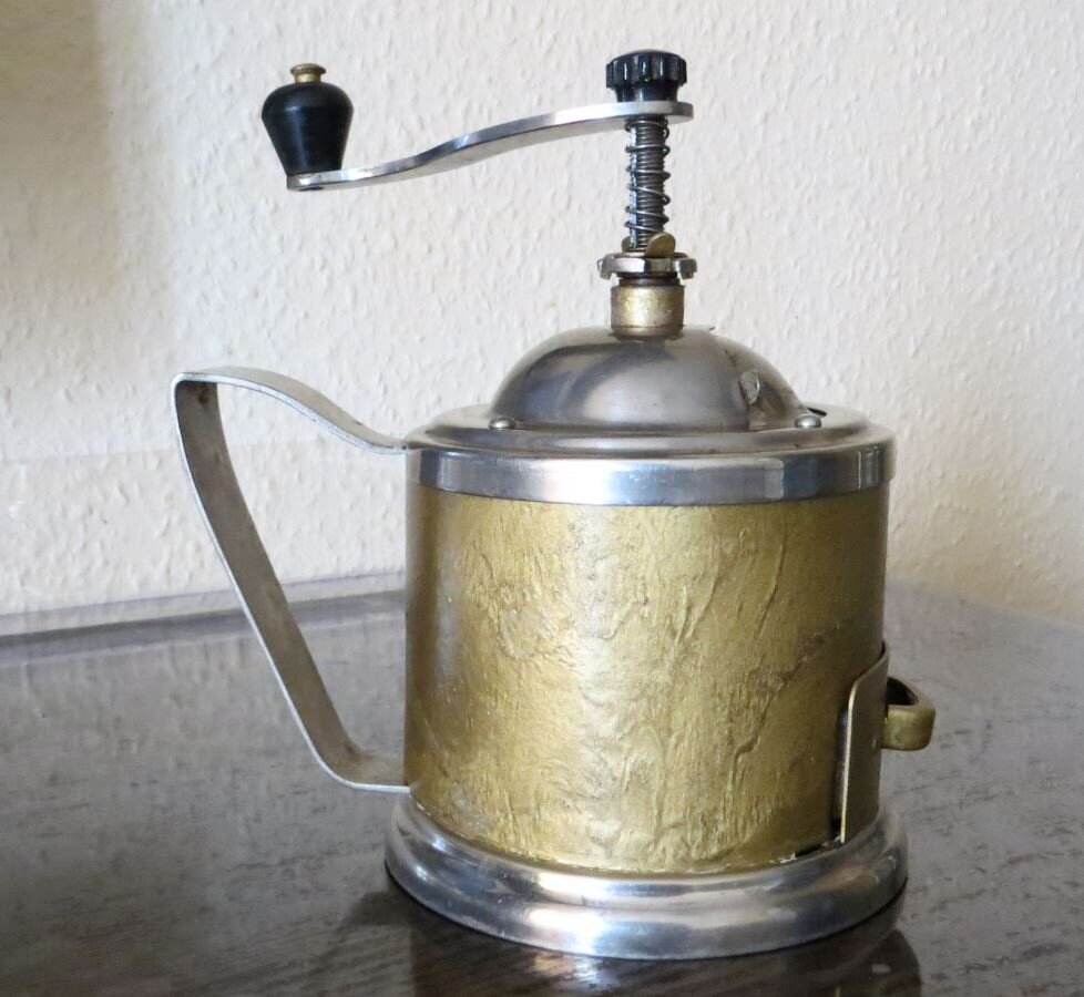 Винтажная ручная кофемолка , производства СССР -модель 1973-1979 годов выпуска.