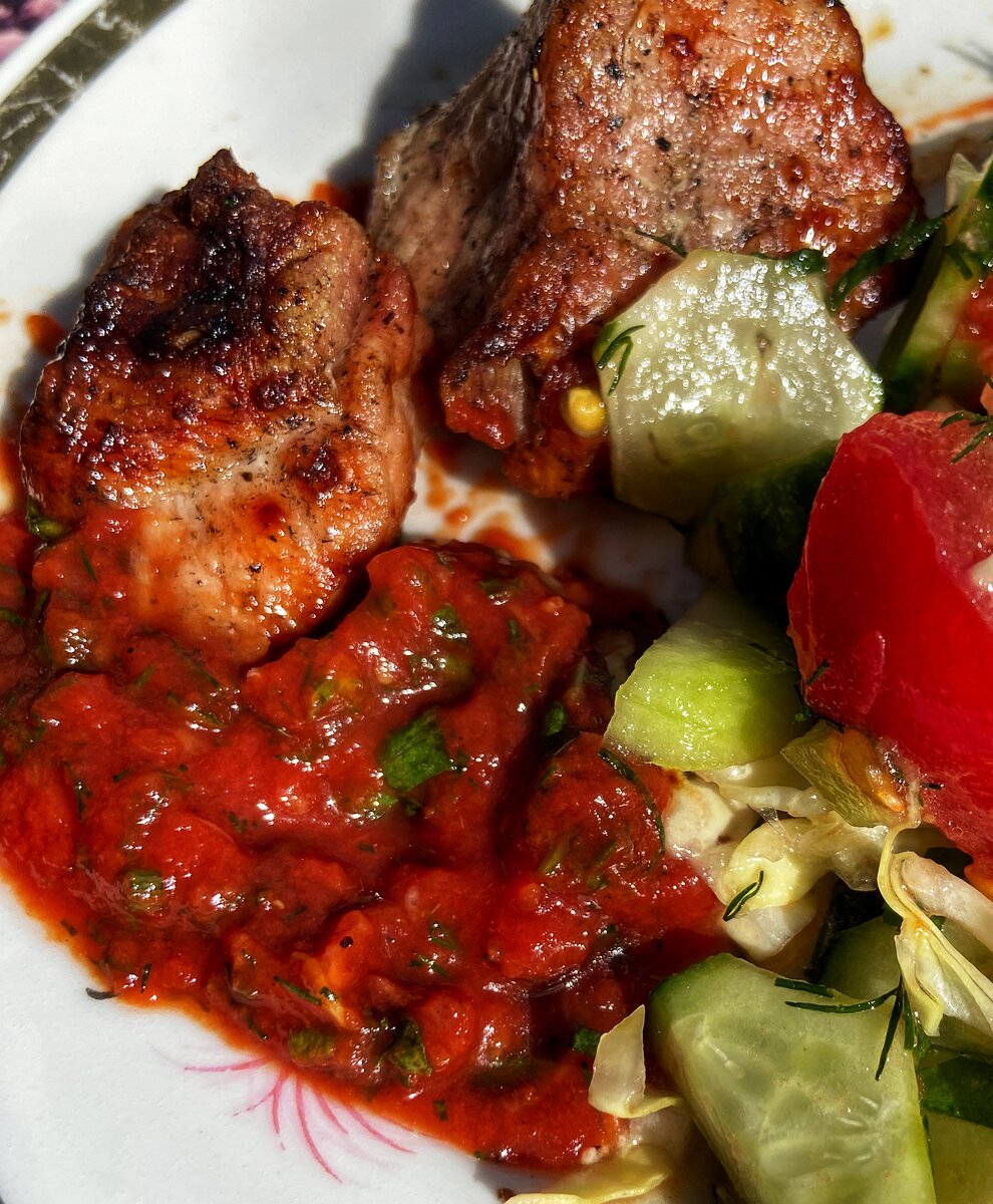 Фото автора. Вариант подачи шашлыка с овощами и соусом 