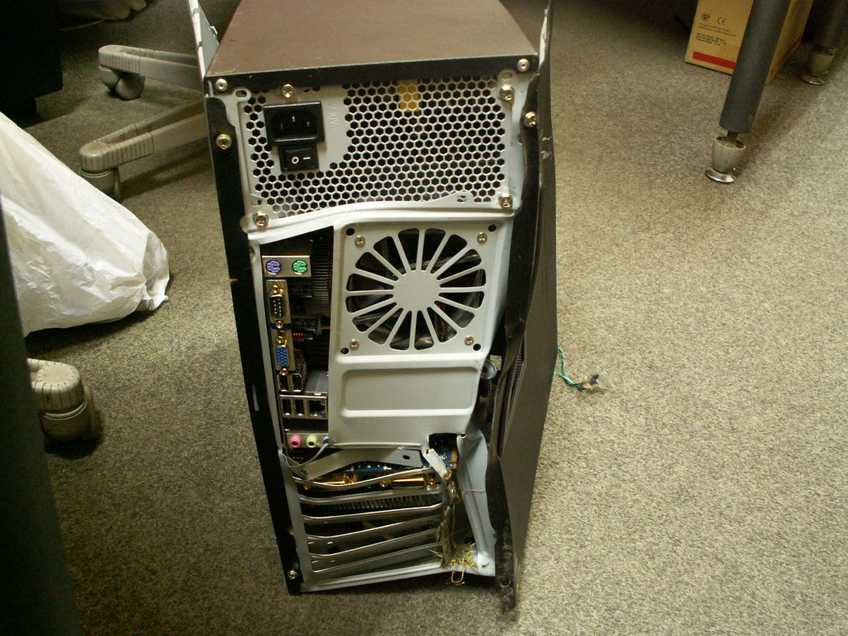 Компьютер в статусе босса. Системный блок LG 2310. Сломанный системник. Старый компьютерный корпус. Сломанный ПК системный блок.
