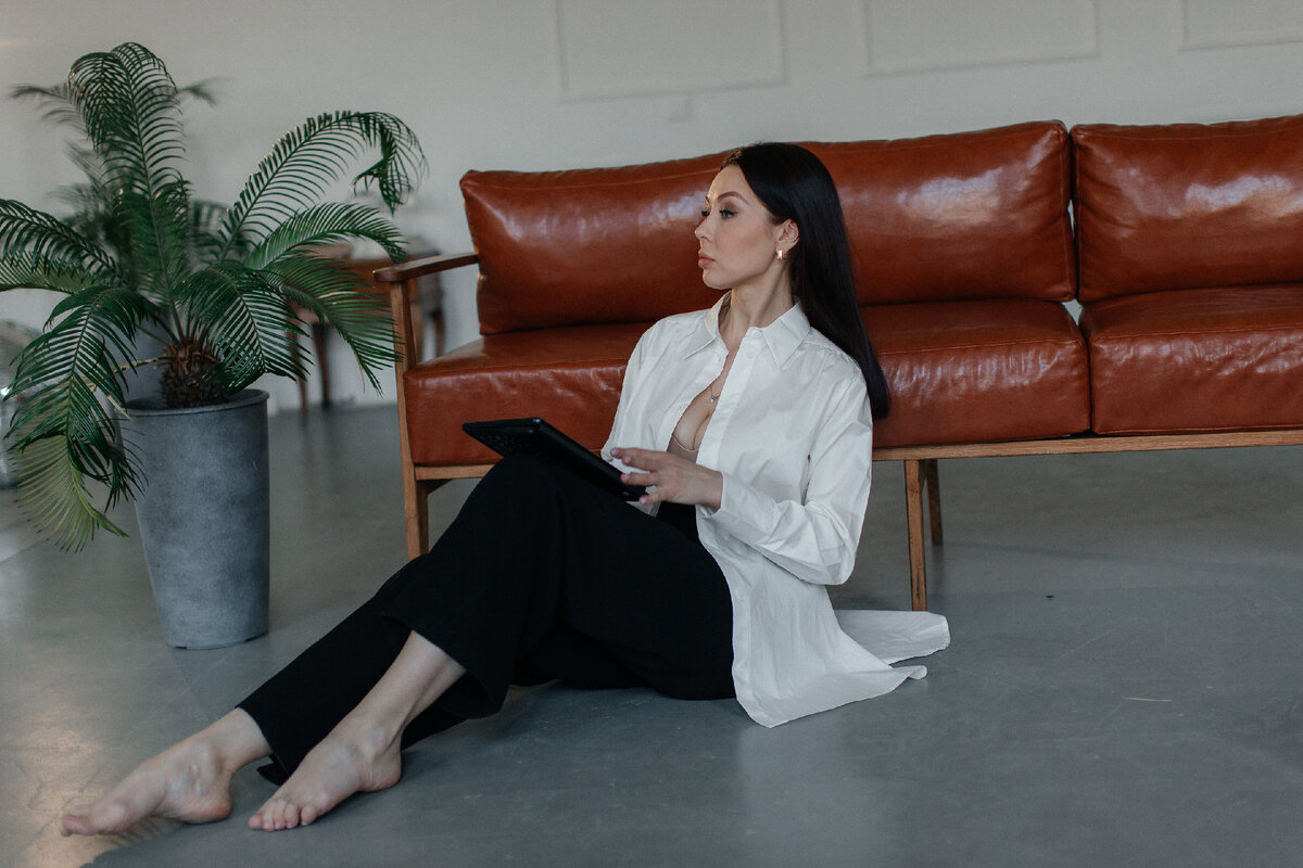 
📌ДЕПРЕССИЯ Ч5.📌ДОПОЛНИТЕЛЬНЫЕ КРИТЕРИИ. 
Напоминаю,что мы не берем один симптом и ставим диагноз.
Смотрим динамику от "было" и "теперь". 
Должна быть разница во всех 4 основных критериях.

📝Так же могут быть сопутствующие:
- При депрессии страдают когнитивные функции. Проблема с концентрацией,становится трудно усваивать материал,невозможно сосредоточиться на чтении.Это касается работы,учебы и в целом, общения. 

И как следствие,снижается работоспособность,эффективность,все делается медленно.
Так как снижены реакции,восприятие и внимательность, человек может очень многое упускать,повышается рассеянность.

-  Очень высокая утомляемость.В принципе живет в состоянии усталости: стоит немного, где-то чуть больше пройтись - наступает эмоциональная утомленность/усталость.

- Повышается легкая возбудимость-это состояние - сил нет, но тем не менее, какой-то возбудитель может просто вынести на истерику.

- Склонность к уединению.Мир будто расходится на две части: другие люди.И я ,в своем замедленном,тягучем,бесцветном,грустном процессе,будто в другом мире. 

- Нет сил. Просто нет сил ни на что. Выполнение минимальных функций.Общее настроение - лежать и ничего не делать.
И даже если человек взаимодействует с другими людьми ,приходит на работу,есть какие-то домашние/семейные дела - это все равно его не вытягивает.

- В какой-то момент сил нет окончательно. Здесь уже больше слезливость уходит в тоску,человек будто под плитой печали/ тоски и выхода из этого он не видит.РЕАЛЬНО НЕ ВИДИТ/НЕ ЧУВСТВУЕТ. 

- Заторможенность.Вроде бы идет какой-то поток мыслей,но трудно сразу вступить в диалог,ему нужно как-то подумать,не может собрать в кучу все мысли и как-то выстроить свою речь или ответить.

- Нет вовлечения. Он вроде бы присутствует здесь физически, но эмоционально его нет. Он не может испытывать какие-то глубокие чувства.Потому что когда тебя захватывают ощущения негатива и потери смысла жизни- цепляться за какие-то мелкие проблемы ,становится крайне сложно!