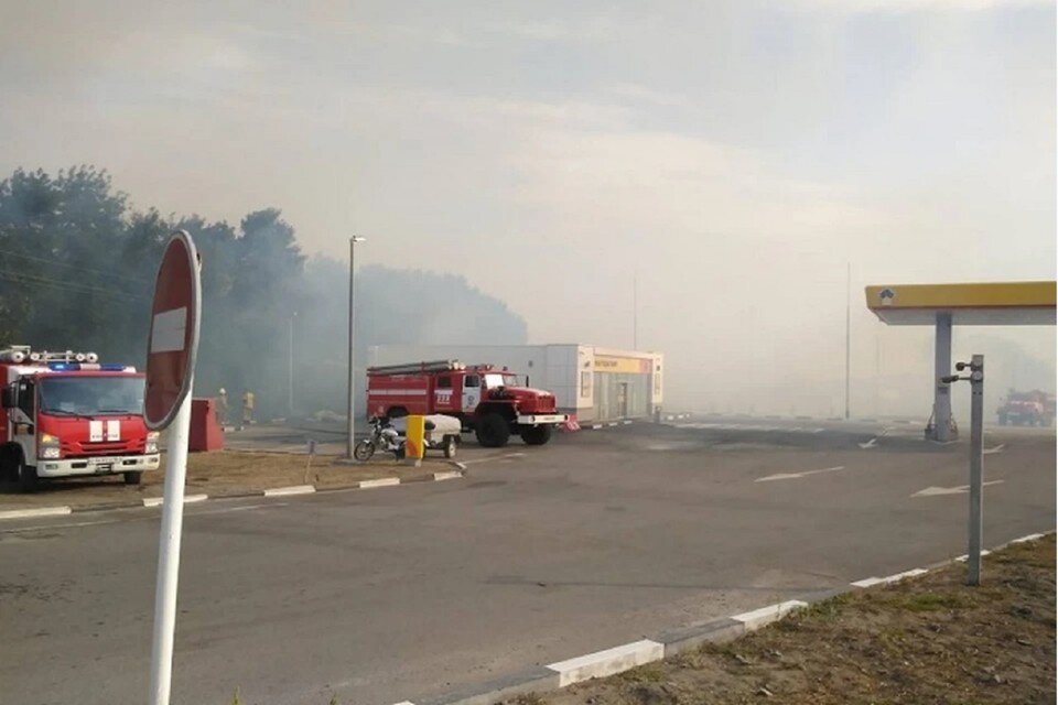     Пожар под Константиновском больше не угрожает заправке. Фото: ГУ МЧС по РО.