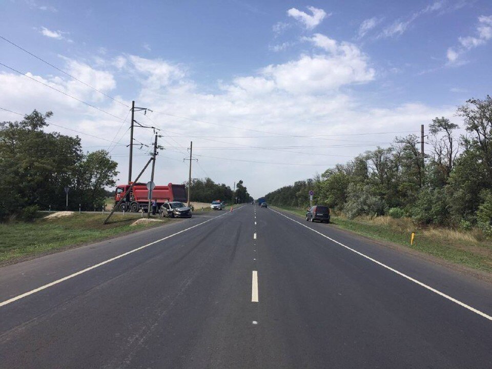     На трассе под Ростовом в ДТП с грузовиком пострадали два человека. Фото: ГИБДД по РО.