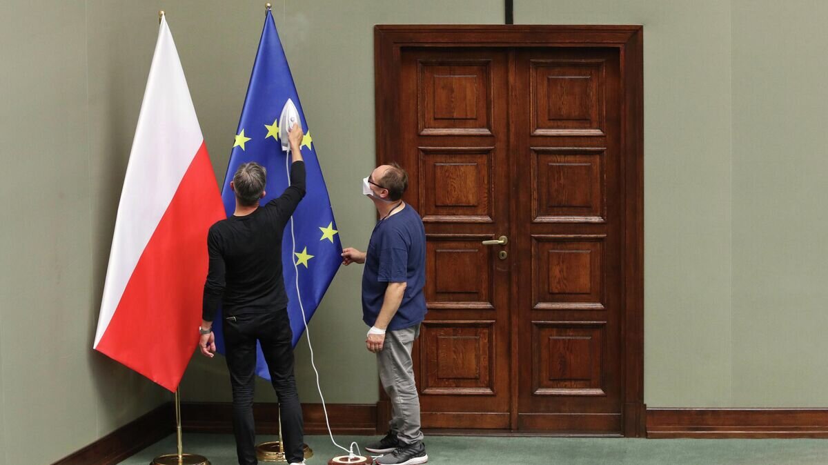    Флаги Польши и Европейского союза в здании парламента в Варшаве © AP Photo / Czarek Sokolowski