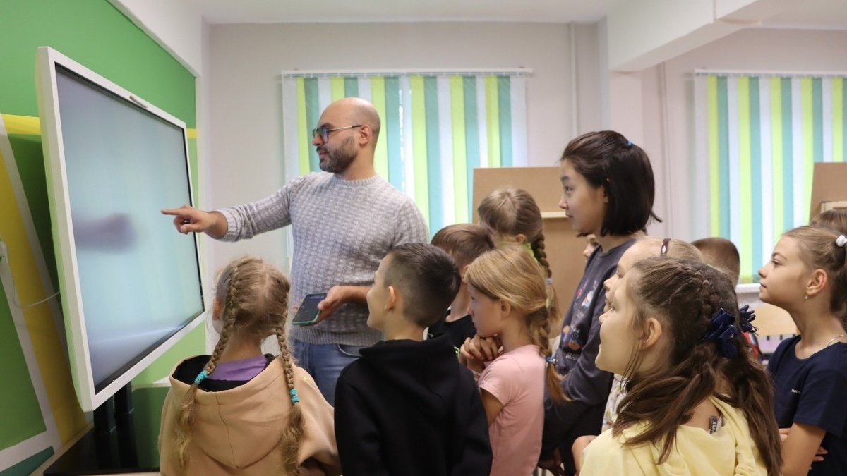     Филиал детской школы искусств № 3 им. Е. В. Гурова начал работу по адресу ул. Петра Осминина, 9.