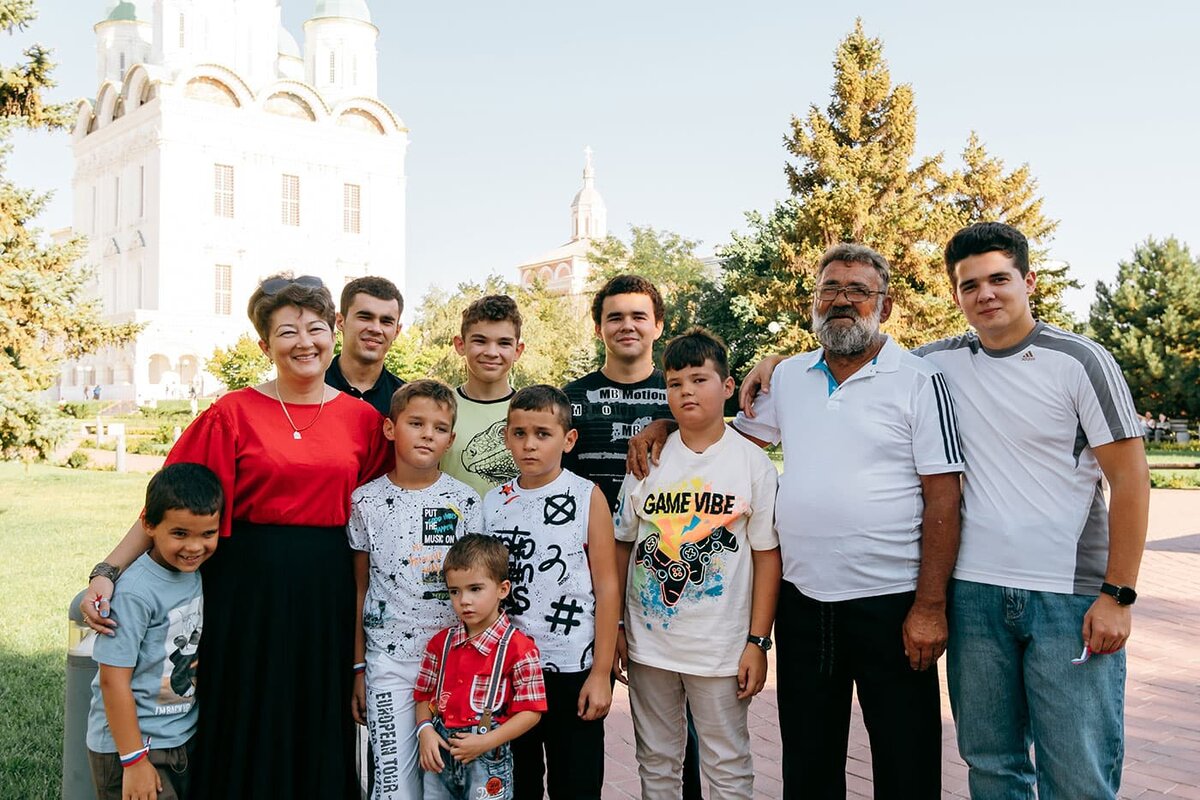 Ребёнку тяжело быть одному. Мама десятерых сыновей научилась понимать всех  | Аргументы и факты – aif.ru | Дзен